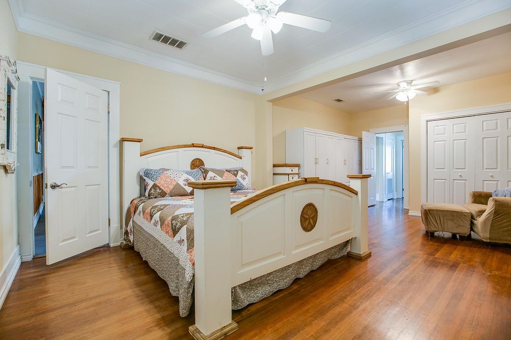 Image 23 of property listing at 717 W Washington Drive, San Angelo, TX 76903