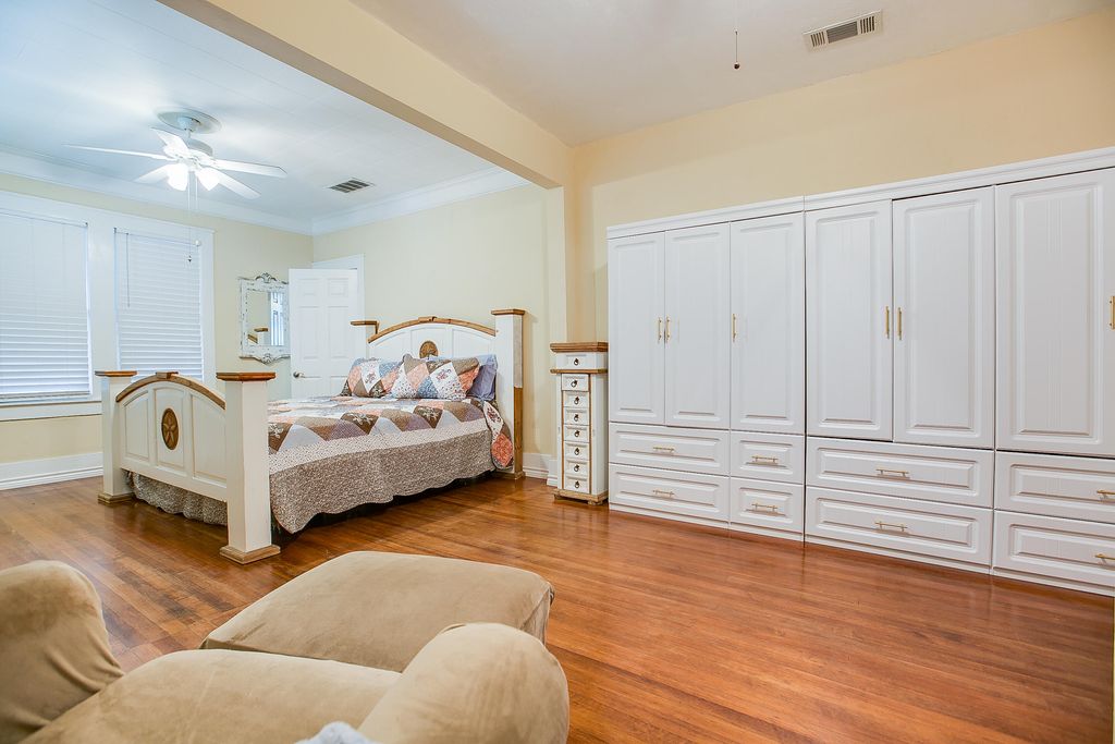 Image 25 of property listing at 717 W Washington Drive, San Angelo, TX 76903