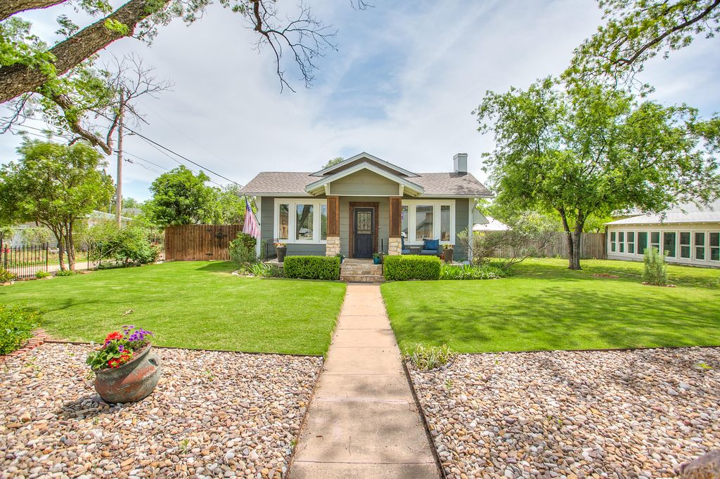 Image 3 of property listing at 717 W Washington Drive, San Angelo, TX 76903