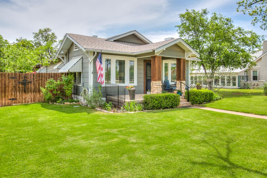 Image 4 of property listing at 717 W Washington Drive, San Angelo, TX 76903