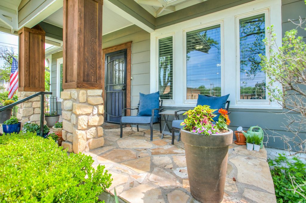 Image 5 of property listing at 717 W Washington Drive, San Angelo, TX 76903