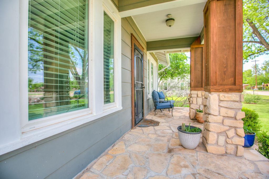 Image 6 of property listing at 717 W Washington Drive, San Angelo, TX 76903