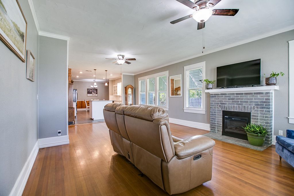 Image 8 of property listing at 717 W Washington Drive, San Angelo, TX 76903