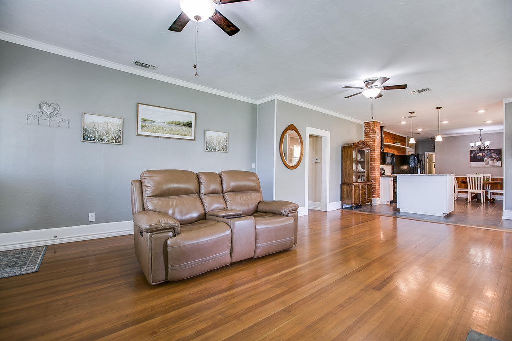 Image 9 of property listing at 717 W Washington Drive, San Angelo, TX 76903