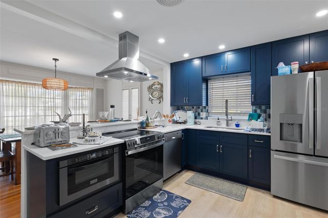 502 HILLCREST AVENUE, Tarpon Springs, FL 34689