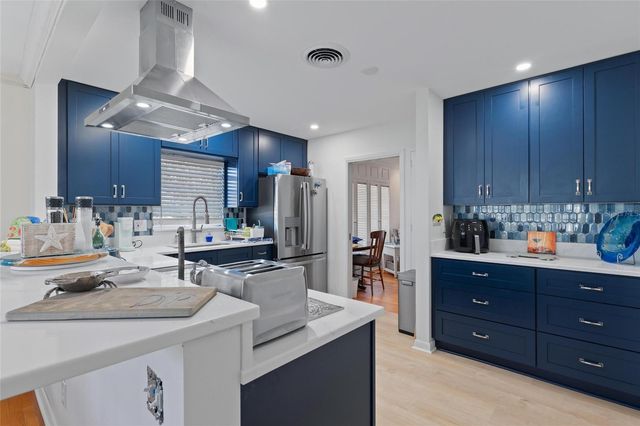 502 HILLCREST AVENUE, Tarpon Springs, FL 34689