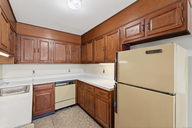 34 Crescent Street APT 2D, Stamford, CT 06906