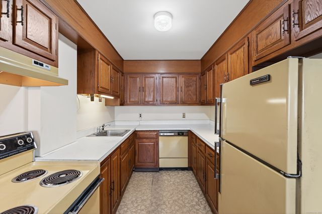 34 Crescent Street APT 2D, Stamford, CT 06906
