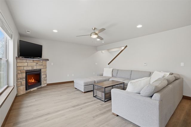 1008 Creekside Drive, Tiffin, IA 52340
