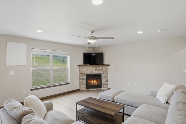 1008 Creekside Drive, Tiffin, IA 52340