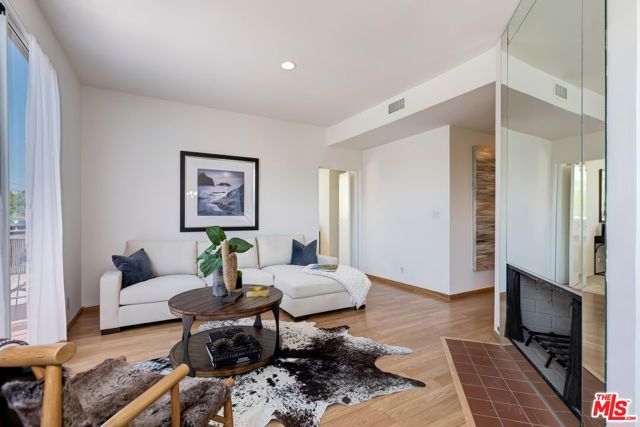 820 California Avenue 201, Santa Monica, CA 90403