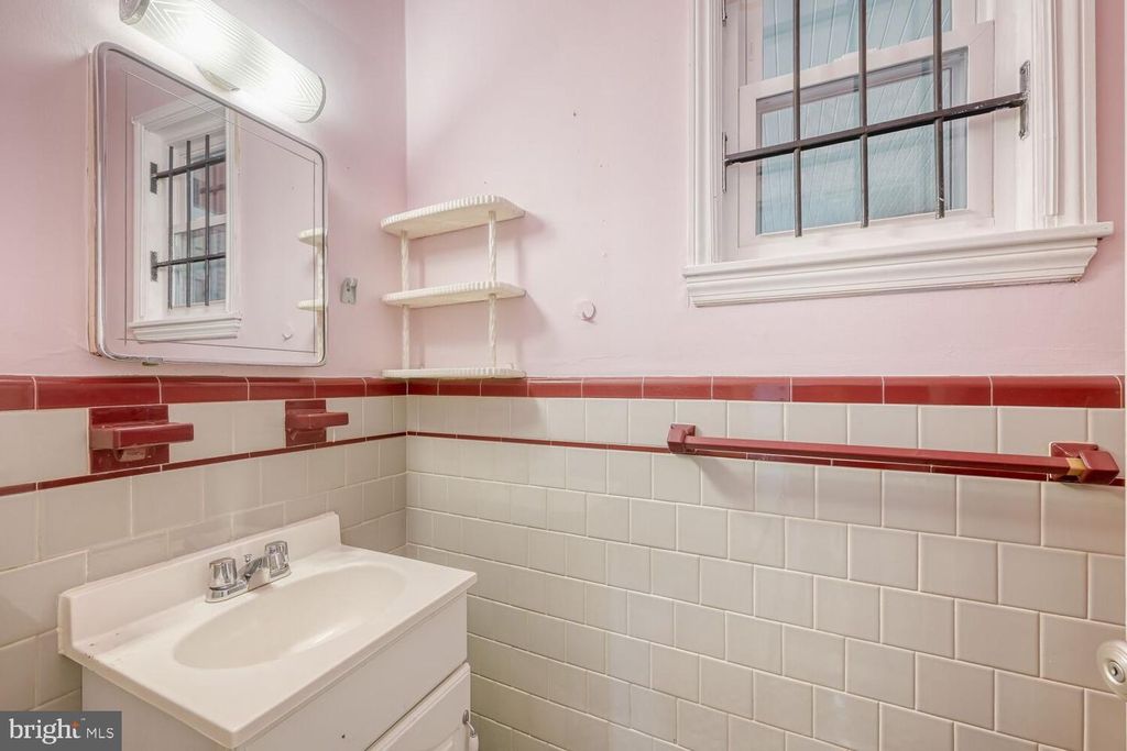 Image 16 of property listing at 3813 GLEN AVE, Baltimore, MD 21215