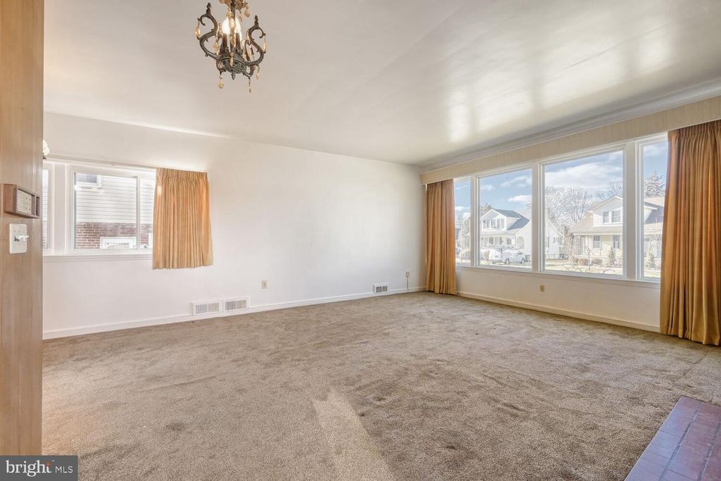 Image 4 of property listing at 3813 GLEN AVE, Baltimore, MD 21215