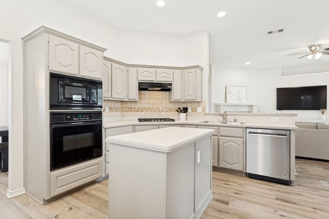 529 Lochwood Drive, Murphy, TX 75094