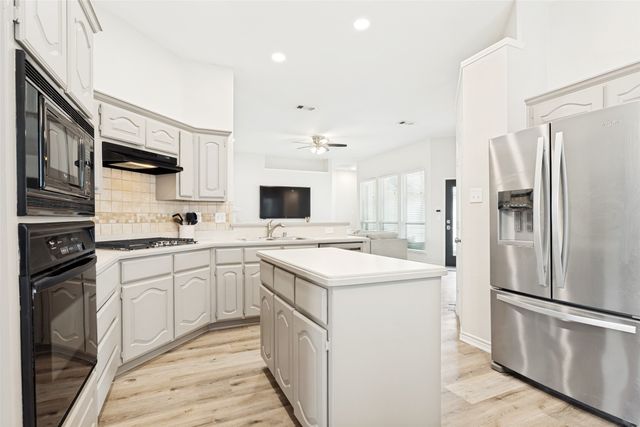 529 Lochwood Drive, Murphy, TX 75094
