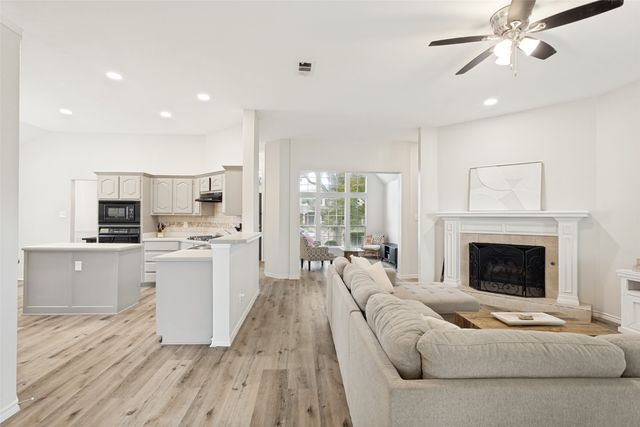 529 Lochwood Drive, Murphy, TX 75094