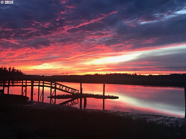 57555 PARKERSBURG Rd, Bandon, OR 97411