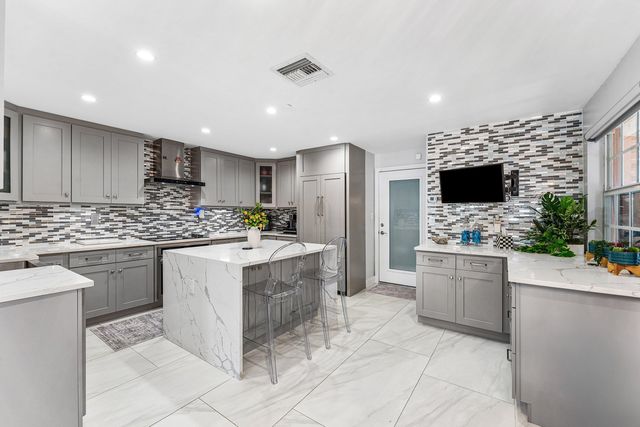 19 Hendricks Isle, Fort Lauderdale, FL 33301