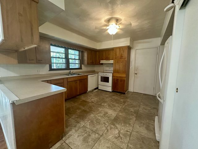 2926 E Lombard Street, Springfield, MO 65802