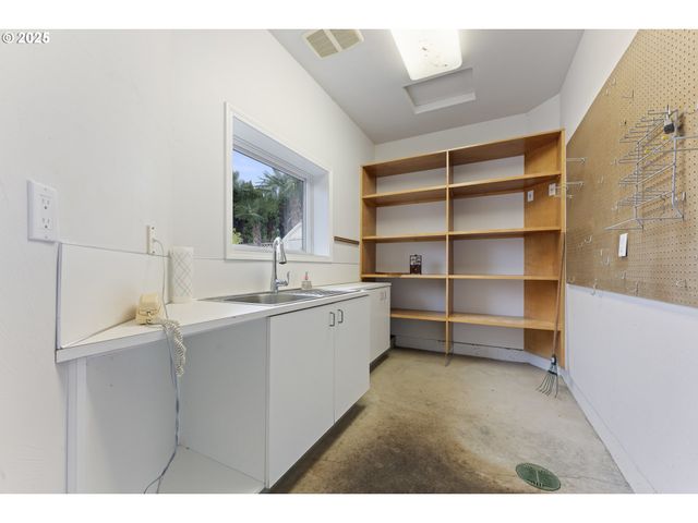 2680 E MOUNTAIN VIEW Dr, Albany, OR 97322