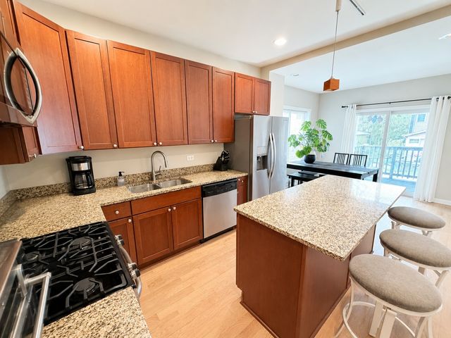 1330 W Roscoe Street 1, Chicago, IL 60657