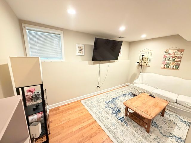 1330 W Roscoe Street 1, Chicago, IL 60657