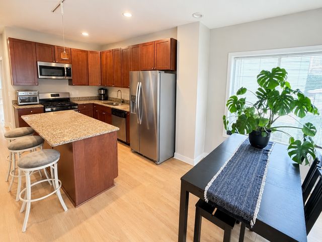 1330 W Roscoe Street 1, Chicago, IL 60657
