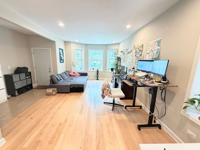 1330 W Roscoe Street 1, Chicago, IL 60657