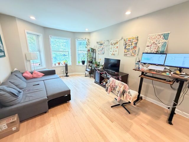 1330 W Roscoe Street 1, Chicago, IL 60657