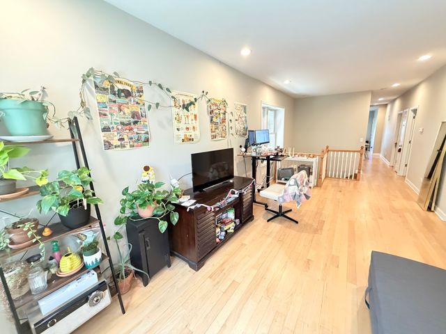 1330 W Roscoe Street 1, Chicago, IL 60657