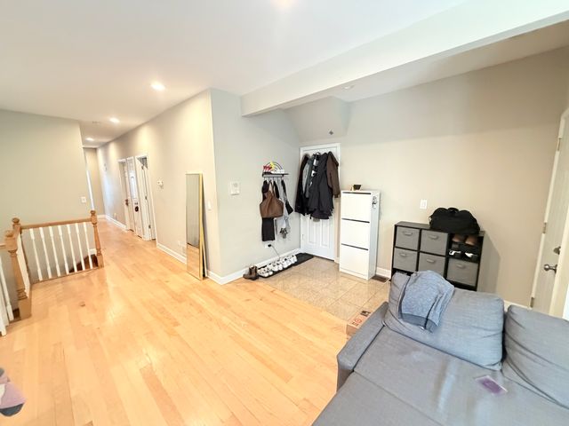 1330 W Roscoe Street 1, Chicago, IL 60657