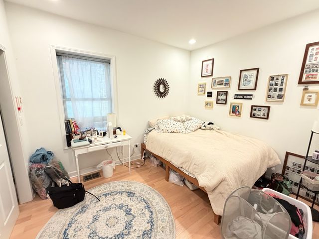 1330 W Roscoe Street 1, Chicago, IL 60657