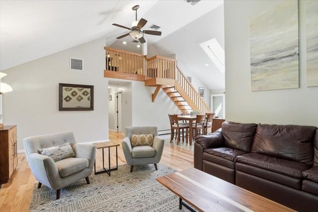 1 Hawthorne St, Lakeville, MA 02347