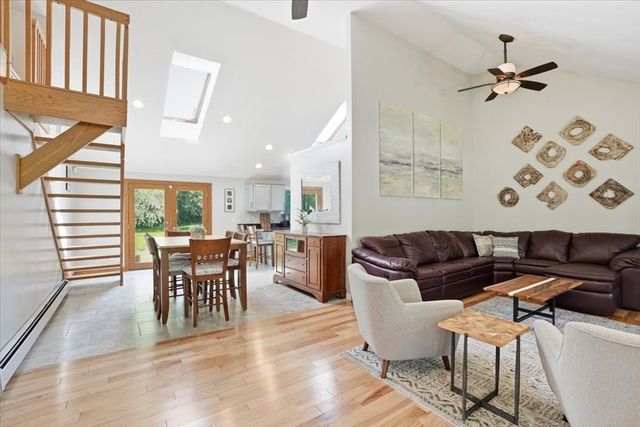 1 Hawthorne St, Lakeville, MA 02347