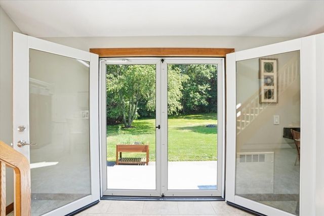 1 Hawthorne St, Lakeville, MA 02347