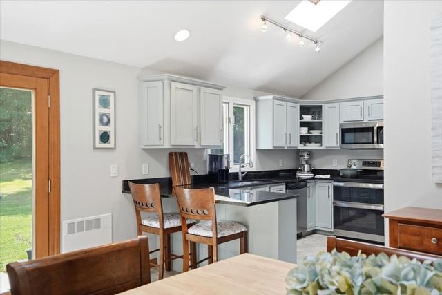 1 Hawthorne St, Lakeville, MA 02347