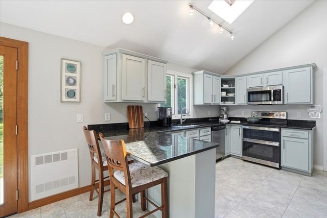 1 Hawthorne St, Lakeville, MA 02347