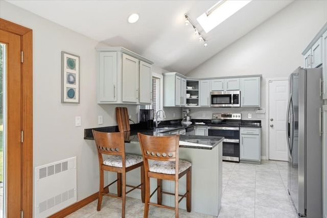 1 Hawthorne St, Lakeville, MA 02347
