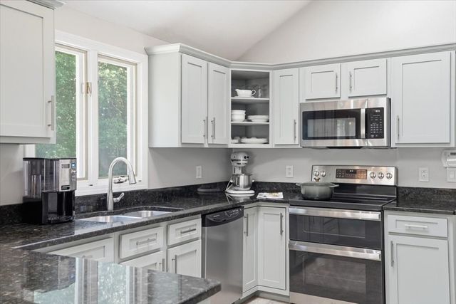 1 Hawthorne St, Lakeville, MA 02347