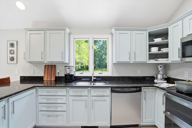 1 Hawthorne St, Lakeville, MA 02347