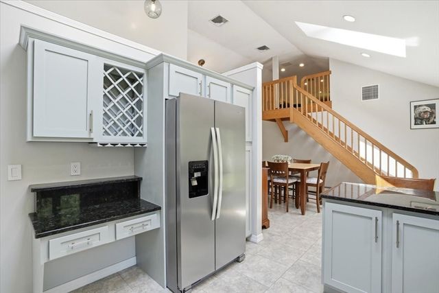 1 Hawthorne St, Lakeville, MA 02347