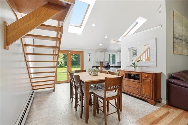 1 Hawthorne St, Lakeville, MA 02347