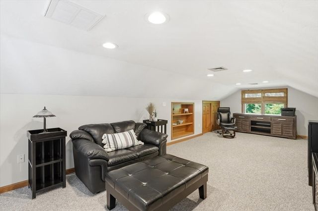 1 Hawthorne St, Lakeville, MA 02347