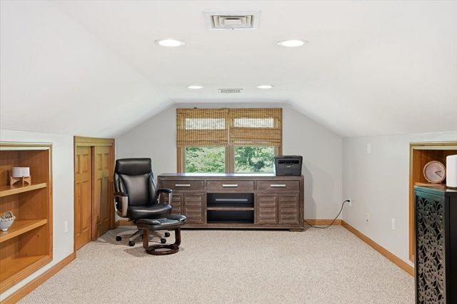 1 Hawthorne St, Lakeville, MA 02347