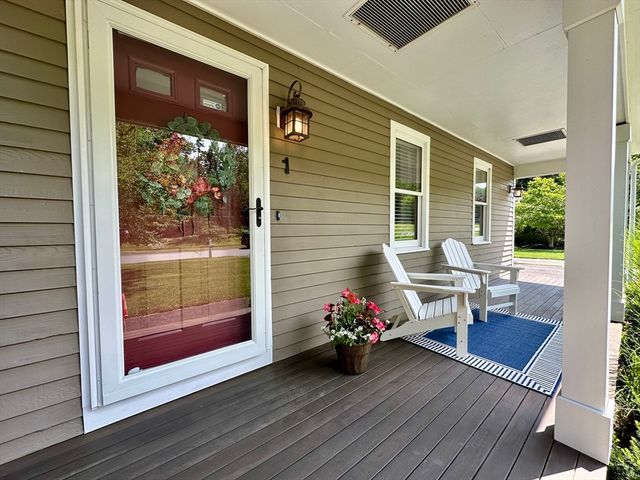 1 Hawthorne St, Lakeville, MA 02347