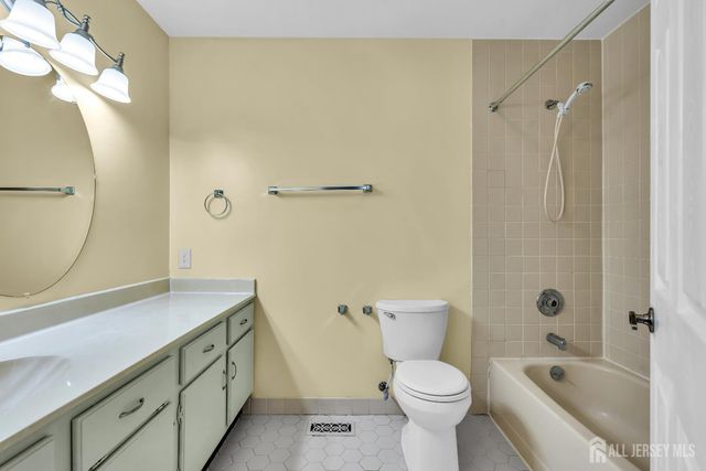 10 Yorkshire Drive B, Monroe, NJ 08831