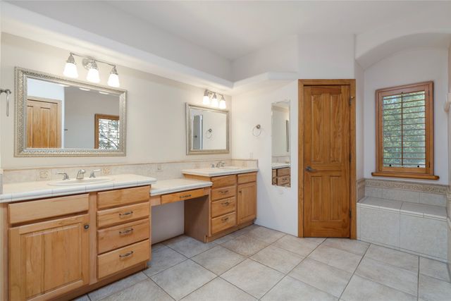 6 Quedo Road, Santa Fe, NM 87508