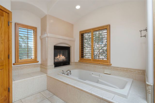 6 Quedo Road, Santa Fe, NM 87508