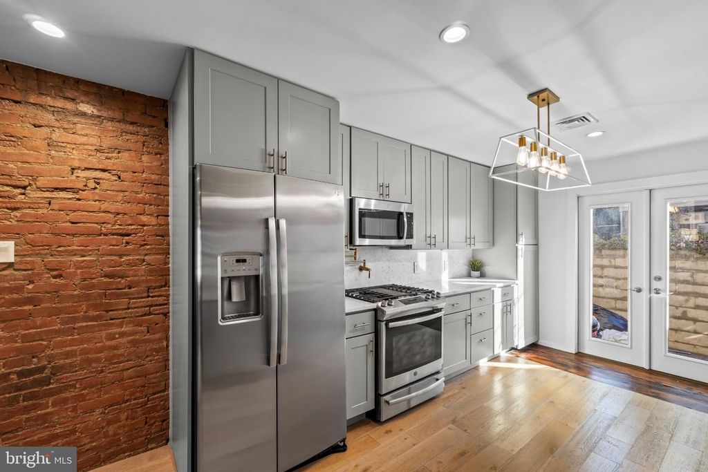 Image 12 of property listing at 806 DUDLEY ST, Philadelphia, PA 19148