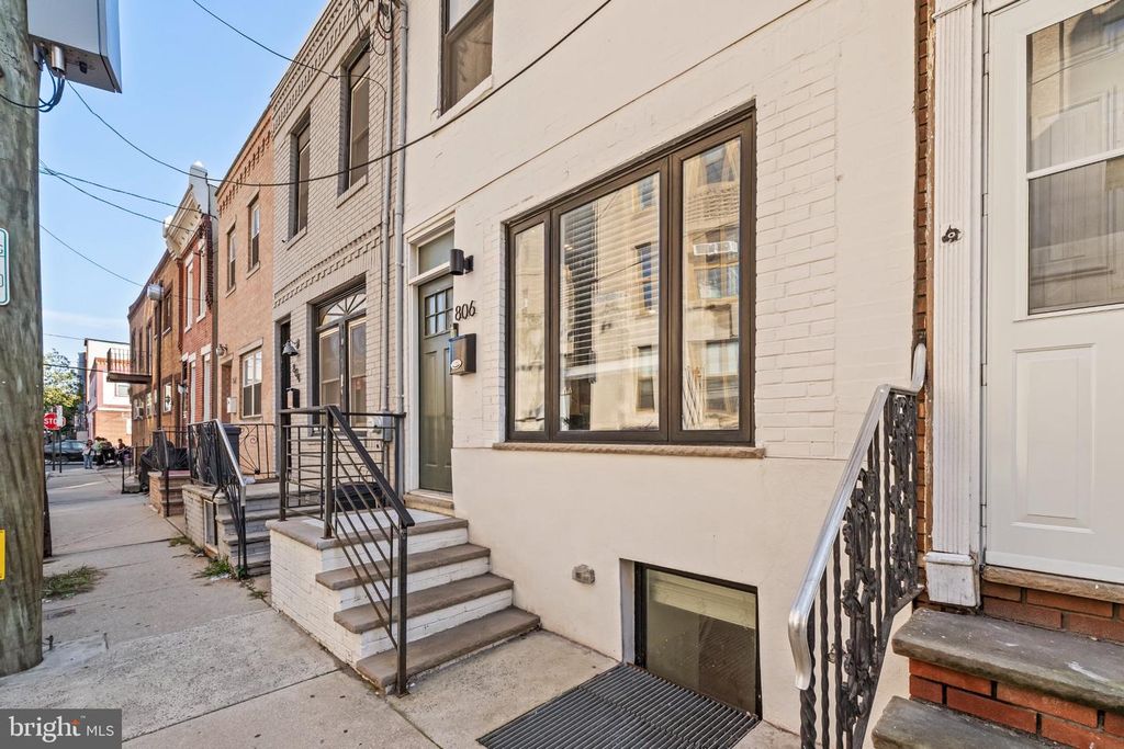 Image 3 of property listing at 806 DUDLEY ST, Philadelphia, PA 19148